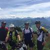 Bikegruppe beim Gipfelkreuz