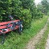 MTB mit demontiertem RAd an einer Bank angelehnt